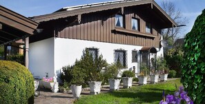 Exterior - Cozy vacation home between the Kaiser Mountains and many beautiful lakes! (Kiefersfelden)