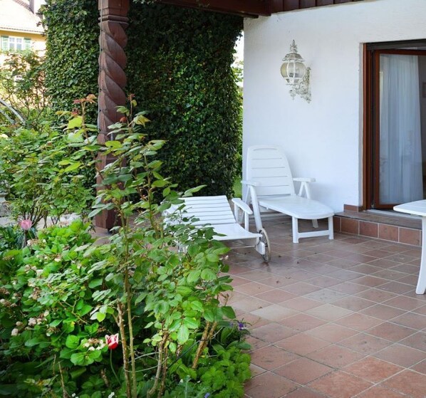 Terrace/patio - Cozy vacation home between the Kaiser Mountains and many beautiful lakes! (Kiefersfelden)