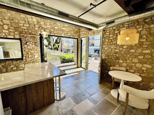 Cali beach living! Modern 2 BR home. Pet friendly. Walk to town, beaches, harbor