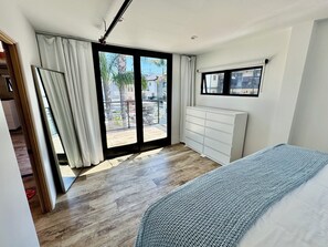 2 bedrooms, in-room safe, desk, iron/ironing board