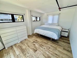 2 quartos, cofres nos quartos, escrivaninha