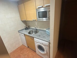 Microwave, dishwasher, coffee/tea maker, cookware/dishes/utensils