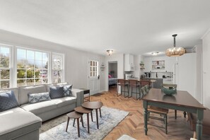 TV - [New Listing] Walk To Beach, Main St, Harbor. Beautifully Renovated - Captain Gosnold Village (Hyannis)