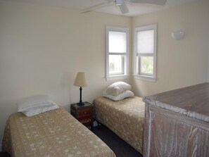 4 bedrooms, iron/ironing board, Internet