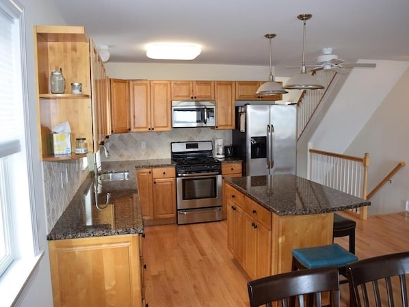 Réfrigérateur, four à micro-ondes, un four, surface de cuisson