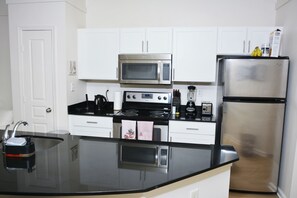 Microondas, placa de cocina, lavavajillas