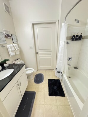 Sèche-cheveux, serviettes fournies, savon, papier toilette