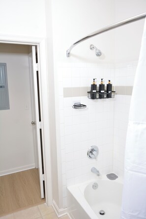 Hair dryer, towels, soap, toilet paper - OasisCharming 2Bethroom+2baths FreeparkingWashingtonDCAnd ReaganNational Airport (Alexandria)