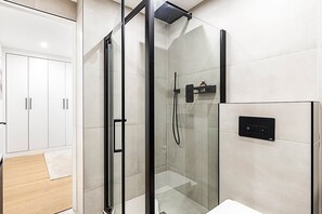 Dusj, hårføner og håndklær