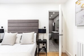 2 soverom, skrivebord, strykejern/-brett og internettilgang