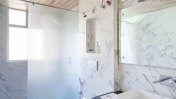 Douche, articles de toilette gratuits, serviettes fournies, savon
