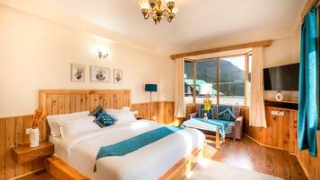 Desk, laptop workspace, free WiFi, bed sheets