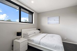 2 habitaciones, escritorio, tabla de planchar con plancha y wifi 