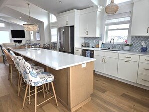 Micro-ondes, plaque de cuisson, lave-vaisselle, cafetière/bouilloire