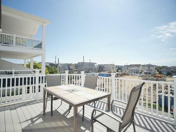 屋外ダイニングエリア