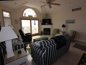 Fernseher, Kamin, DVD-Player