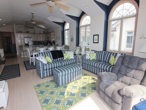 Fernseher, Kamin, DVD-Player