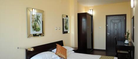 Dobbeltrom – standard | Skrivebord, skrivebord for bærbar PC og blendingsgardiner