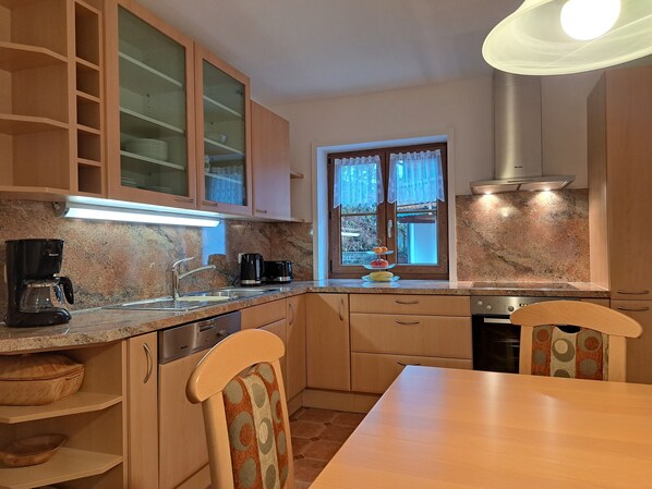 Fridge, oven, stovetop, dishwasher
