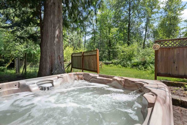 Outdoor spa tub