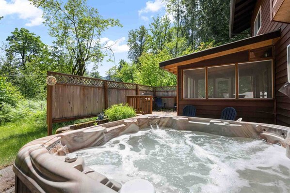 Outdoor spa tub