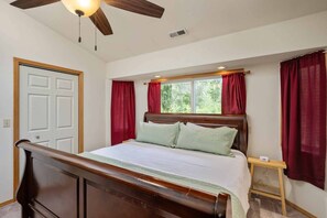 4 habitaciones, escritorio y tabla de planchar con plancha 