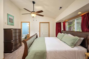 4 bedrooms, desk, iron/ironing board, travel crib - Wonderful Mountain Escape, Private Hot Tub, Perfect For Families, 12 Miles to Government Camp (Mount Hood Village)