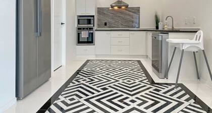 6mins to airport. Large Family House.