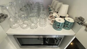 A storage area with various glassware and ceramic mugs. - 6mins to airport. Large Family House. (Auckland)