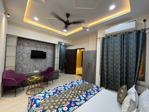 Superior Double Room | Desk, free WiFi, bed sheets - Kashi Kutir (Varanasi)