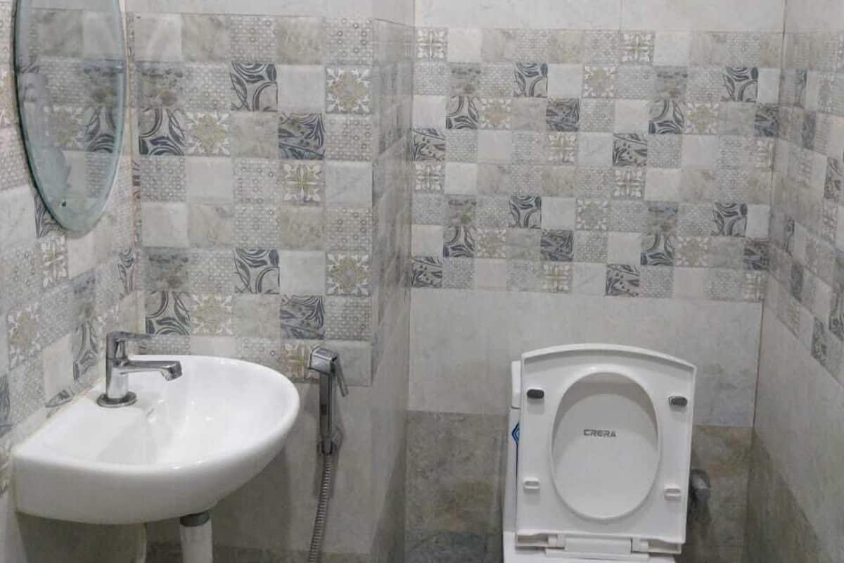 デラックス ダブルルーム | バスルーム | バスアメニティ (無料)、タオル、シャンプー、トイレットペーパー