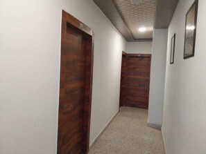 Desk, free WiFi, bed sheets - Kashi Kutir (Varanasi)