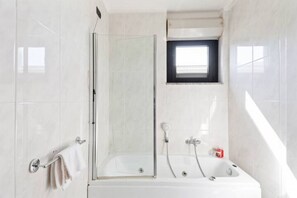 Hair dryer, bidet, towels, toilet paper - Bari Waterfront Apartment (Bari)