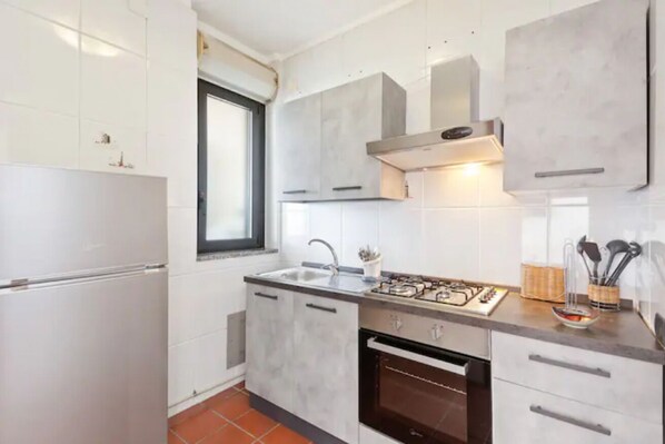 Fridge, oven, stovetop, cookware/dishes/utensils