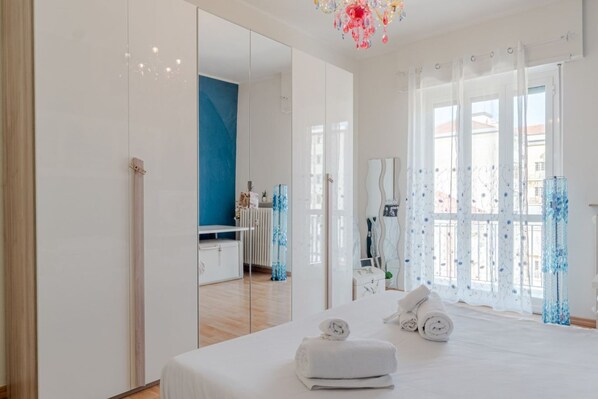 1 habitación, escritorio, tabla de planchar con plancha y ropa de cama 