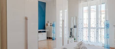 1 chambre, bureau, fer et planche Ă repasser, draps fournis