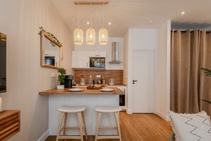 Kylskåp, mikrovågsugn, ugn och kaffe- och tebryggare