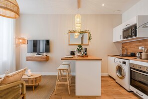 Kylskåp, mikrovågsugn, ugn och kaffe- och tebryggare