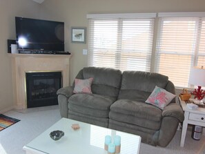 Fernseher, Kamin, DVD-Player