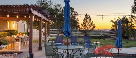 تناول الطعام بالخارج