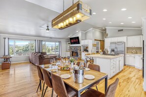 Dining - Temecula Wine Country Home w/ Pool, Hot Tub, Game Room & Vineyard Views (Temecula)
