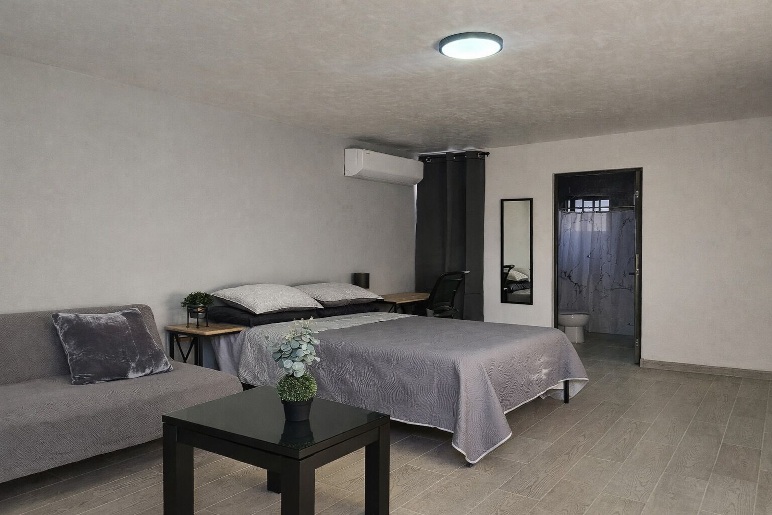 城市开间套房 | 办公桌、免费 WiFi、床单