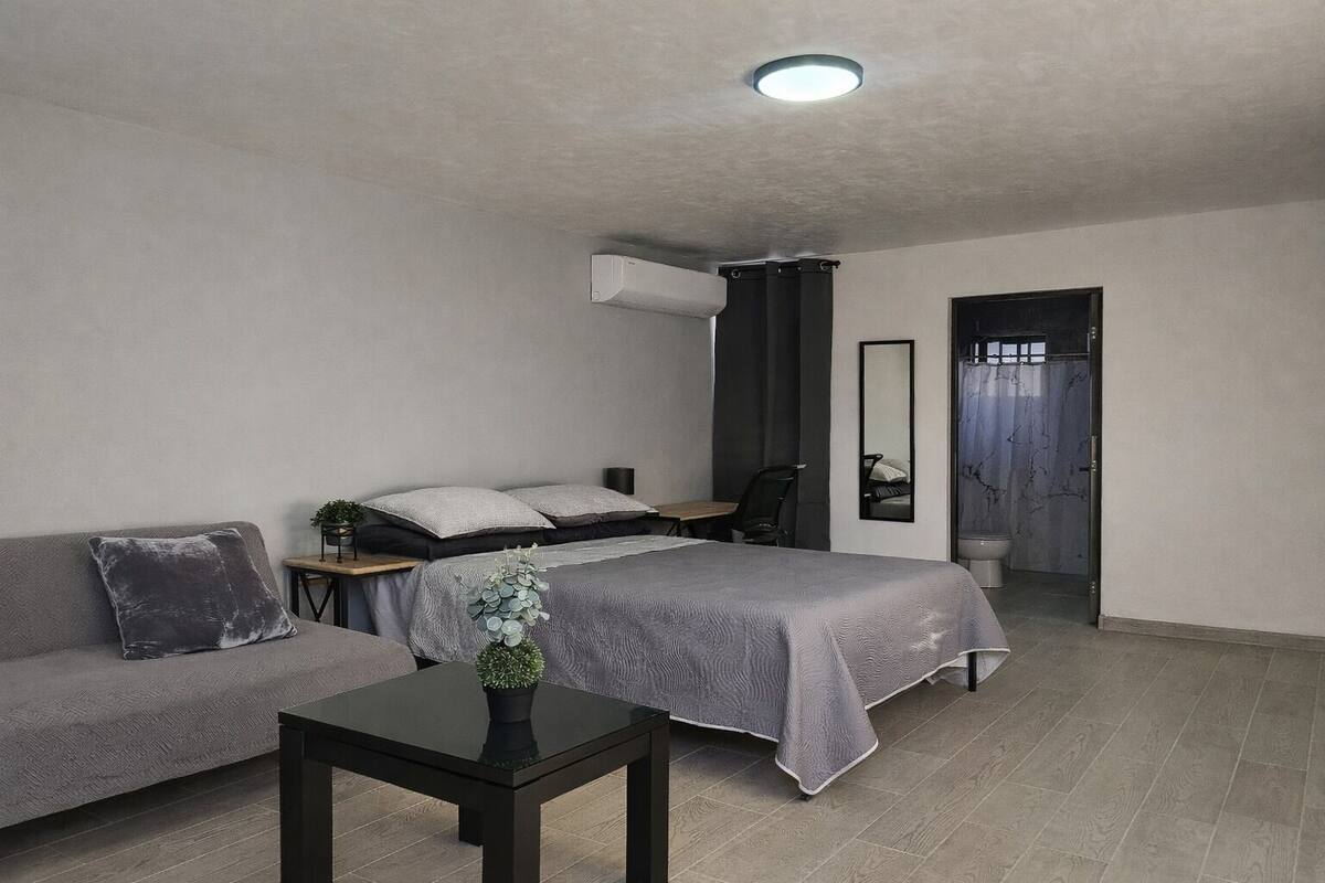 City Studio Suite | Desk, free WiFi, bed sheets