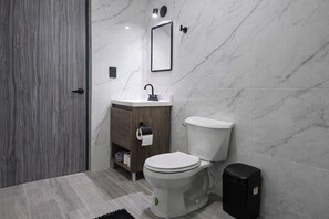 Bathroom - Depto Tec by tuhost (Monterrey)
