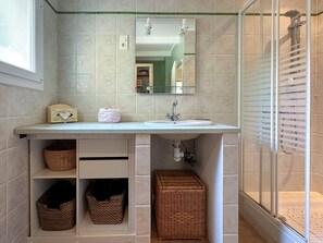 Ducha, secador de pelo, toallas y jabón