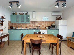 Microwave, stovetop - Charming 2-bedroom apartment with, pool, wifi, AC near L'isle sur la Sorgue (Velleron)