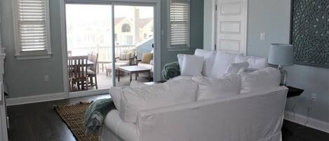 Fernseher, Kamin, DVD-Player