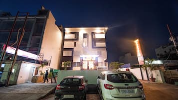 Deluxe Double Room | In-room safe, desk, laptop workspace, soundproofing
