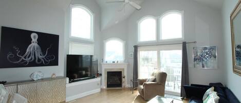 TV, caminetto, lettore DVD