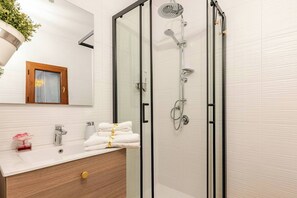 Dusche, umweltfreundliche Kosmetikartikel, Haartrockner, Bidet